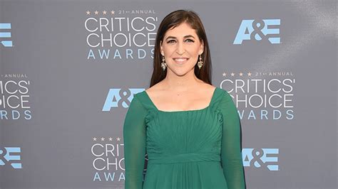 Mayim Bialik Says Getting Naked Is Not the Only Way to Feel。